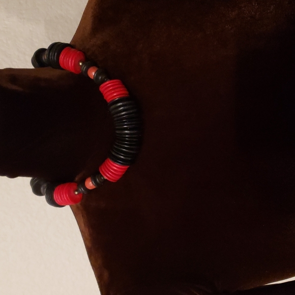 Jewelry - VINTAGE BLACK & RED CHUNKY WOOD NECKLACE